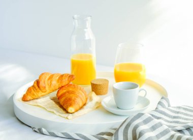 Yatak konsepti Odaya Servis Kahvaltı. Sürahi, bardak taze portakal suyu, kahve ve Fransız kruvasan, çifti ile beyaz tepsi battaniye çıkardı. Üstten görünüm, arka plan, kapatmak, alanı Kopyala.