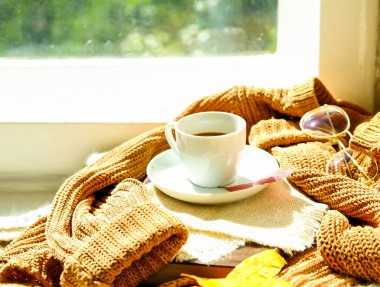 Kahve ile rustik sonbahar kompozisyon, brown dekorasyon olarak Kasım ruhun için kazak, vintage hipster okuma gözlük, sarı ve kırmızı yaprakları ördü. Arka plan, kopya alanı, yakın çekim.