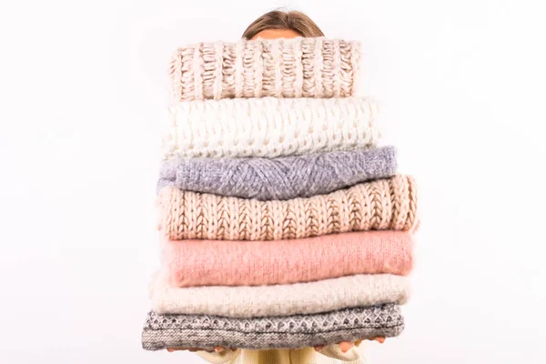 Zbliżenie Młoda Kobieta Posiadający Ogromny Stos Swetry Złożone Dzianiny Ciepły — Zdjęcie stockowe