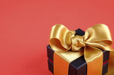 Güzel minimalist multi amaç kompozisyon hediye kutusu ile sarılmış ve saten kurdele ile bağlanmış. Tatil şenlikli kaydırma mevcut. Arka plan, uzay kopyalama, en iyi görünümü kapatın, yat.