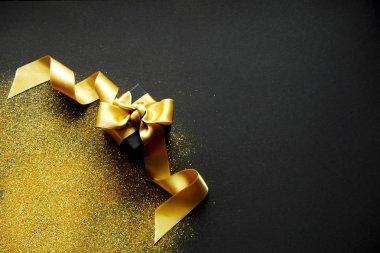 Güzel minimalist multi amaç kompozisyon hediye kutusu ile sarılmış ve saten kurdele ile bağlanmış. Tatil şenlikli kaydırma mevcut. Arka plan, uzay kopyalama, en iyi görünümü kapatın, yat.