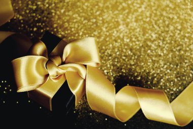 Güzel minimalist multi amaç kompozisyon hediye kutusu ile sarılmış ve saten kurdele ile bağlanmış. Tatil şenlikli kaydırma mevcut. Arka plan, uzay kopyalama, en iyi görünümü kapatın, yat.