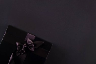 Güzel minimalist multi amaç kompozisyon hediye kutusu ile sarılmış ve saten kurdele ile bağlanmış. Tatil şenlikli kaydırma mevcut. Arka plan, uzay kopyalama, en iyi görünümü kapatın, yat.