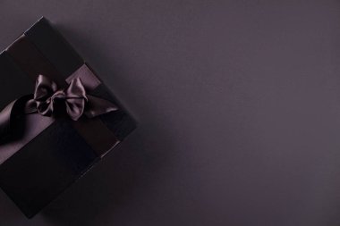 Güzel minimalist multi amaç kompozisyon hediye kutusu ile sarılmış ve saten kurdele ile bağlanmış. Tatil şenlikli kaydırma mevcut. Arka plan, uzay kopyalama, en iyi görünümü kapatın, yat.