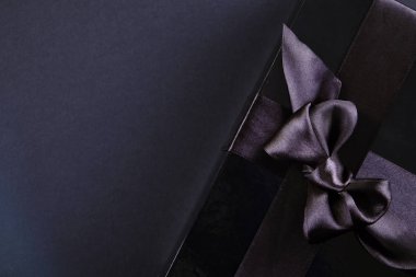 Güzel minimalist multi amaç kompozisyon hediye kutusu ile sarılmış ve saten kurdele ile bağlanmış. Tatil şenlikli kaydırma mevcut. Arka plan, uzay kopyalama, en iyi görünümü kapatın, yat.