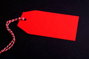 Siyah zemin üzerine kırmızı boş fiyat etiketi. Kopya alan metniniz için bir sürü. Yakın çekim, görünümü, düz yatıyordu top.