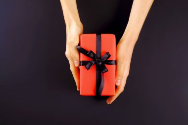 Güzel minimalist multi amaç kompozisyon hediye kutusu ile sarılmış ve saten kurdele ile bağlanmış. Tatil şenlikli kaydırma mevcut. Arka plan, uzay kopyalama, en iyi görünümü kapatın, yat.