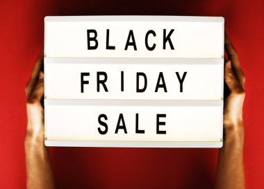 Siyah Cuma satış konsepti. Dördüncü Cuma Kasım, 1952'den beri sezon başında Noel alışveriş. Parlayan lightbox ile promosyon metni. Arka plan, uzay kopyalama, en iyi görünümü kapatın, yat