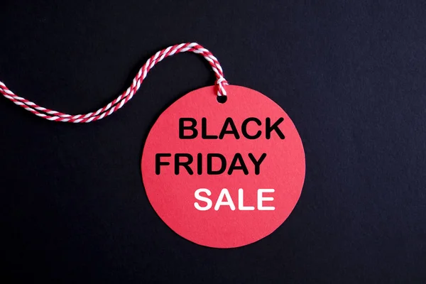 黒い金曜日販売コンセプト 月の第 金曜日クリスマス ショッピングの始まりは 1952 年以来シーズンします 明るい赤の背景に黒のテキストと赤のタグ スペースをコピー クローズ アップ — ストック写真