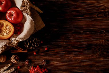 Şükran günü arka plan kavramı. Yerel üretmek kabak, elma ve diğer meyveler, meyveler ve sebzeler dekorasyon için sonbahar yaprakları Ahşap dokulu masada. Yakın çekim, kopya alanı, üstten görünüm, düz lay.