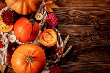 Şükran günü arka plan kavramı. Yerel üretmek kabak, elma ve diğer meyveler, meyveler ve sebzeler dekorasyon için sonbahar yaprakları Ahşap dokulu masada. Yakın çekim, kopya alanı, üstten görünüm, düz lay.