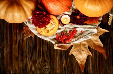 Şükran günü arka plan kavramı. Yerel üretmek kabak, elma ve diğer meyveler, meyveler ve sebzeler dekorasyon için sonbahar yaprakları Ahşap dokulu masada. Yakın çekim, kopya alanı, üstten görünüm, düz lay.