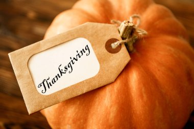 Şükran günün kutlu olsun kavramı. Kabak ve oher meyve ve vegetble küçük dekorasyonu ile komik yazı tipi metin beyaz metin ile natürmort kompozisyon. Ahşap dokulu masa arka plan. Görünümü en çok, yakın çekim.