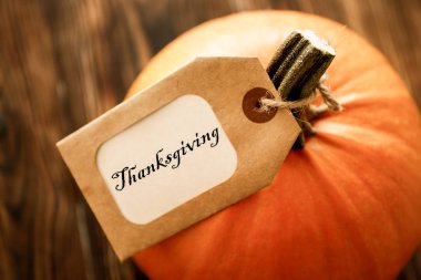 Şükran günün kutlu olsun kavramı. Kabak ve oher meyve ve vegetble küçük dekorasyonu ile komik yazı tipi metin beyaz metin ile natürmort kompozisyon. Ahşap dokulu masa arka plan. Görünümü en çok, yakın çekim.