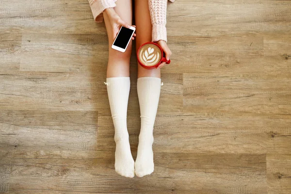 Faulenzer Nachmittag Junge Frau Kniehohen Socken Strickpullover Auf Holzboden Sitzend — Stockfoto