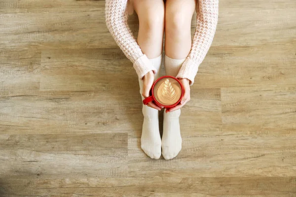 Eine Junge Frau Trinkt Cappuccino Und Sitzt Auf Dem Holzboden — Stockfoto