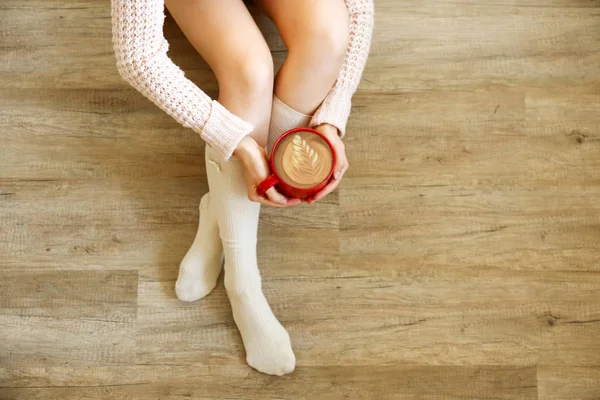 Eine Junge Frau Trinkt Cappuccino Und Sitzt Auf Dem Holzboden — Stockfoto