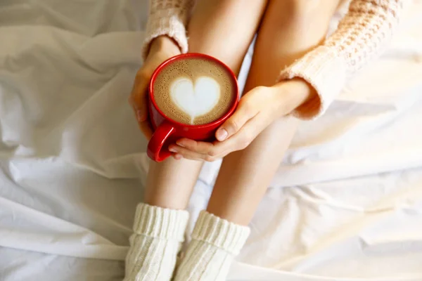 Mujer Joven Bebiendo Café Capuchino Sentada Cama Con Sábanas Blancas — Foto de Stock