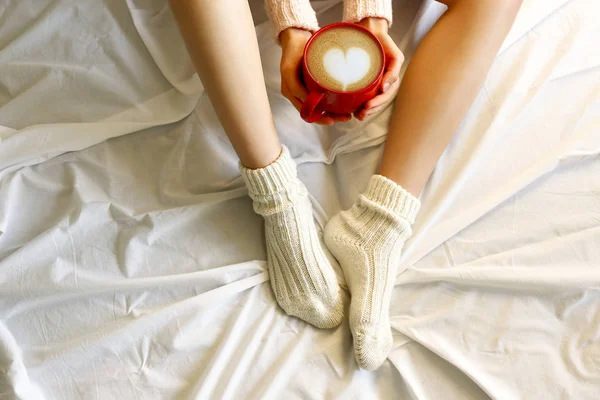 Junge Frau Die Cappuccino Trinkt Und Mit Weißer Bettwäsche Bett — Stockfoto