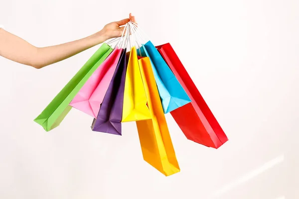 Foto Recortada Mano Femenina Sosteniendo Racimo Diferentes Bolsas Compras Blanco —  Fotos de Stock