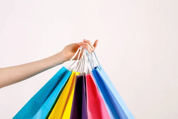 Foto Recortada Mano Femenina Sosteniendo Racimo Diferentes Bolsas Compras Blanco —  Fotos de Stock