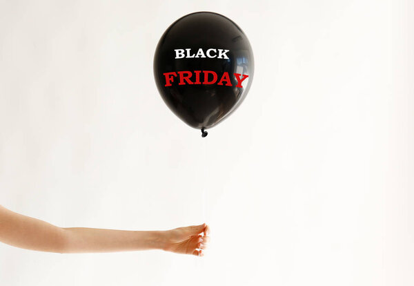 Черная пятница на черном шаре в руке девушки. Черная пятница распродажа концепции. Четвертая пятница ноября, начало рождественского торгового сезона с 1952 года. Копировальное пространство, крупный план, вид сверху, плоская кладка
.