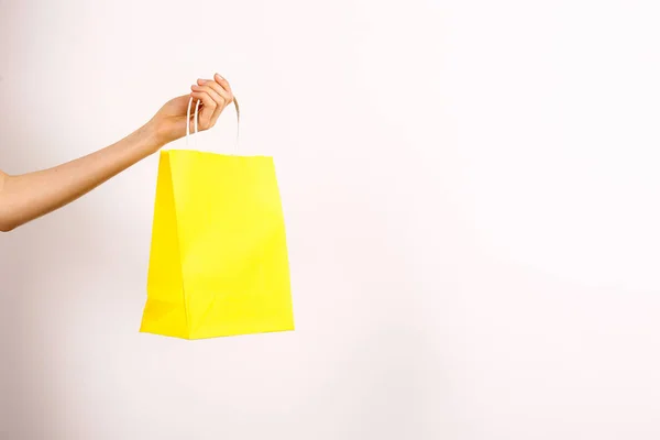 Foto Recortada Mano Femenina Sosteniendo Coloridas Bolsas Compras Blanco Amarillo —  Fotos de Stock