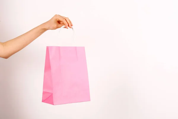 Foto Recortada Mano Femenina Sosteniendo Coloridas Bolsas Compras Blanco Rosa —  Fotos de Stock