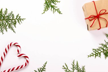 Noel ruh kavramı. Geleneksel Festival öznitelikleri ile düzen kompozisyon, yeşil dekoratif taze çam ağacı dalları. Kış tatil sezonu. Arka plan, uzay kopyalama, en iyi görünümü kapatın, yat.