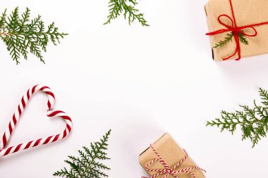 Noel ruh kavramı. Geleneksel Festival öznitelikleri ile düzen kompozisyon, yeşil dekoratif taze çam ağacı dalları. Kış tatil sezonu. Arka plan, uzay kopyalama, en iyi görünümü kapatın, yat.