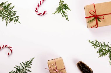 Noel ruh kavramı. Geleneksel Festival öznitelikleri ile düzen kompozisyon, yeşil dekoratif taze çam ağacı dalları. Kış tatil sezonu. Arka plan, uzay kopyalama, en iyi görünümü kapatın, yat.