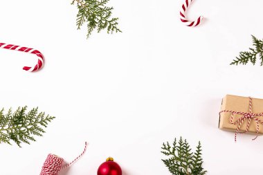 Noel ruh kavramı. Geleneksel Festival öznitelikleri ile düzen kompozisyon, yeşil dekoratif taze çam ağacı dalları. Kış tatil sezonu. Arka plan, uzay kopyalama, en iyi görünümü kapatın, yat.