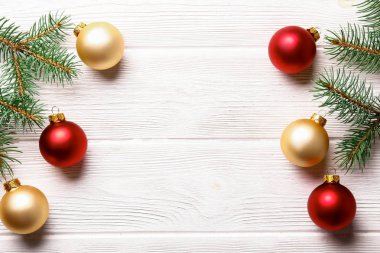 Noel ruh kavramı. Geleneksel Festival öznitelikleri ile düzen kompozisyon, yeşil dekoratif taze çam ağacı dalları. Kış tatil sezonu. Arka plan, uzay kopyalama, en iyi görünümü kapatın, yat.