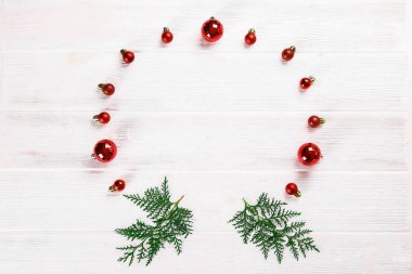 Noel ruh kavramı. Geleneksel Festival öznitelikleri ile düzen kompozisyon, yeşil dekoratif taze çam ağacı dalları. Kış tatil sezonu. Arka plan, uzay kopyalama, en iyi görünümü kapatın, yat.