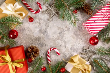 Noel ruh kavramı. Geleneksel Festival öznitelikleri ile düzen kompozisyon, yeşil dekoratif taze çam ağacı dalları. Kış tatil sezonu. Arka plan, uzay kopyalama, en iyi görünümü kapatın, yat.