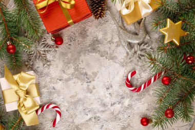 Noel ruh kavramı. Geleneksel Festival öznitelikleri ile düzen kompozisyon, yeşil dekoratif taze çam ağacı dalları. Kış tatil sezonu. Arka plan, uzay kopyalama, en iyi görünümü kapatın, yat.