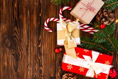 Noel ruh kavramı. Geleneksel Festival öznitelikleri ile düzen kompozisyon, yeşil dekoratif taze çam ağacı dalları. Kış tatil sezonu. Arka plan, uzay kopyalama, en iyi görünümü kapatın, yat.