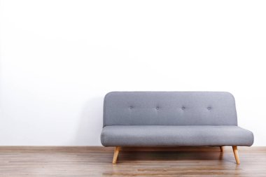 Minimalist iç tasarım konsepti. Loft tarzı daire Ahşap dokulu ile geniş oda gri Tekstil kanepe döşeme lamine. Arka plan, kopya alanı, yakın çekim.