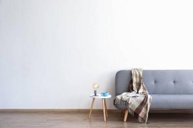 Minimalist iç tasarım konsepti. Loft tarzı daire Ahşap dokulu ile geniş oda gri Tekstil kanepe döşeme lamine. Arka plan, kopya alanı, yakın çekim.
