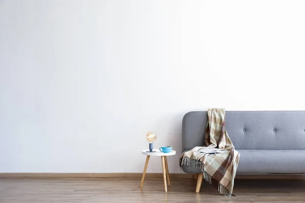 Minimalist iç tasarım konsepti. Loft tarzı daire Ahşap dokulu ile geniş oda gri Tekstil kanepe döşeme lamine. Arka plan, kopya alanı, yakın çekim.