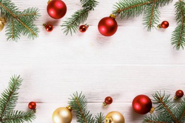 Noel ruh kavramı. Geleneksel Festival öznitelikleri ile düzen kompozisyon, yeşil dekoratif taze çam ağacı dalları. Kış tatil sezonu. Arka plan, uzay kopyalama, en iyi görünümü kapatın, yat.