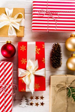 Noel ruh kavramı. Geleneksel Festival öznitelikleri ile düzen kompozisyon, yeşil dekoratif taze çam ağacı dalları. Kış tatil sezonu. Arka plan, uzay kopyalama, en iyi görünümü kapatın, yat.