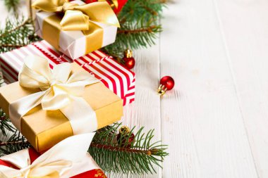 Noel ruh kavramı. Geleneksel Festival öznitelikleri ile düzen kompozisyon, yeşil dekoratif taze çam ağacı dalları. Kış tatil sezonu. Arka plan, uzay kopyalama, en iyi görünümü kapatın, yat.