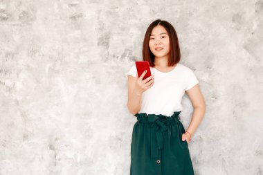 Esmer saç ve bob saç modeli ile güzel Asyalı Genç kadın portresi, moda hippi kıyafet içinde parlak yalnız oda yaktı. Arka plan, metin için kopya yer yakın çekim.