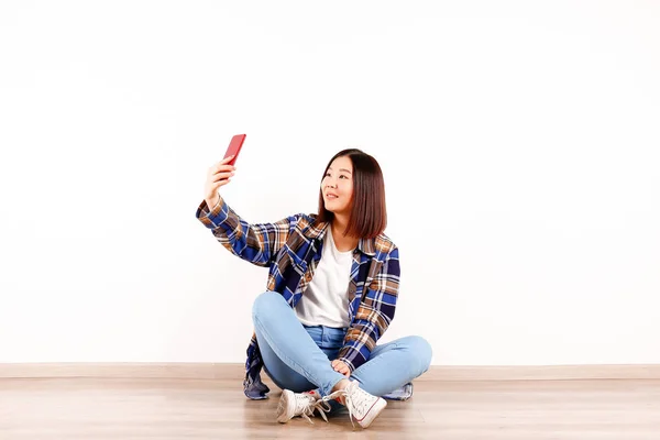 Porträt Der Schönen Asiatischen Jungen Frau Mit Brünetten Haaren Und — Stockfoto