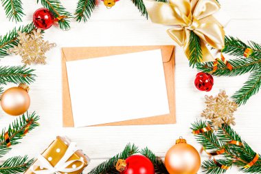 Noel Baba kavramı mektup. Festival düz kompozisyon ile yeni yıl kutlama ve craft Kağıt zarf boş davet yatıyordu. Noel tebrik kartı şablonu kavramı. Arka plan, kopya alanı, üstten görünüm.