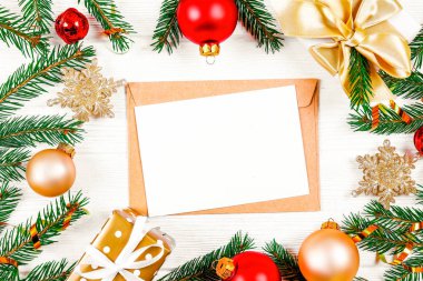 Noel Baba kavramı mektup. Festival düz kompozisyon ile yeni yıl kutlama ve craft Kağıt zarf boş davet yatıyordu. Noel tebrik kartı şablonu kavramı. Arka plan, kopya alanı, üstten görünüm.