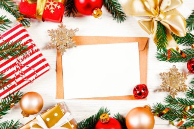 Noel Baba kavramı mektup. Festival düz kompozisyon ile yeni yıl kutlama ve craft Kağıt zarf boş davet yatıyordu. Noel tebrik kartı şablonu kavramı. Arka plan, kopya alanı, üstten görünüm.