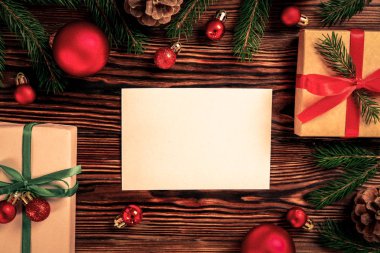 Noel Baba kavramı mektup. Üstten görünüm Noel hediyeleri ve dekorasyon ile kompozisyon. Vintage tonlu görüntü boş dilek listesi için christmason ahşap arka plan, düz ile yatıyordu, kopya alanı.