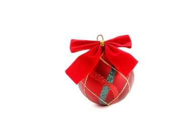 Renkli mat Noel topları ile minimalist şenlikli kompozisyon. Süslü güzel dekorasyon yılbaşı çam ağacı için. Arka plan, uzay kopyalayın, yakın çekim, görünüm ön.